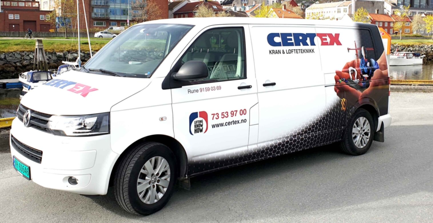 Certex Norge service biler står klare til å rulle ut og utføre service.